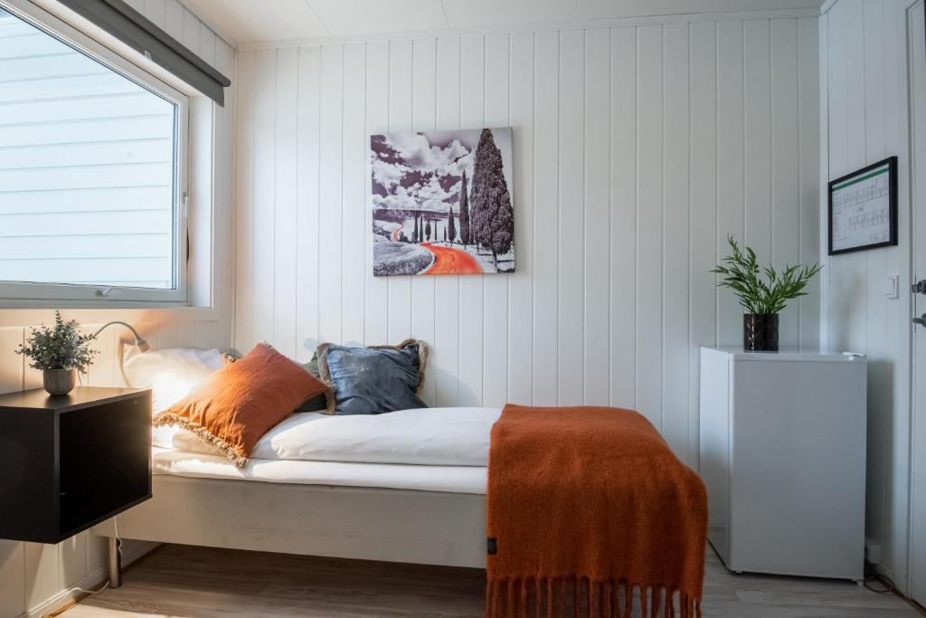 Skillevollen Motell في مو إي رانا: سرير في غرفة بيضاء مع نافذة