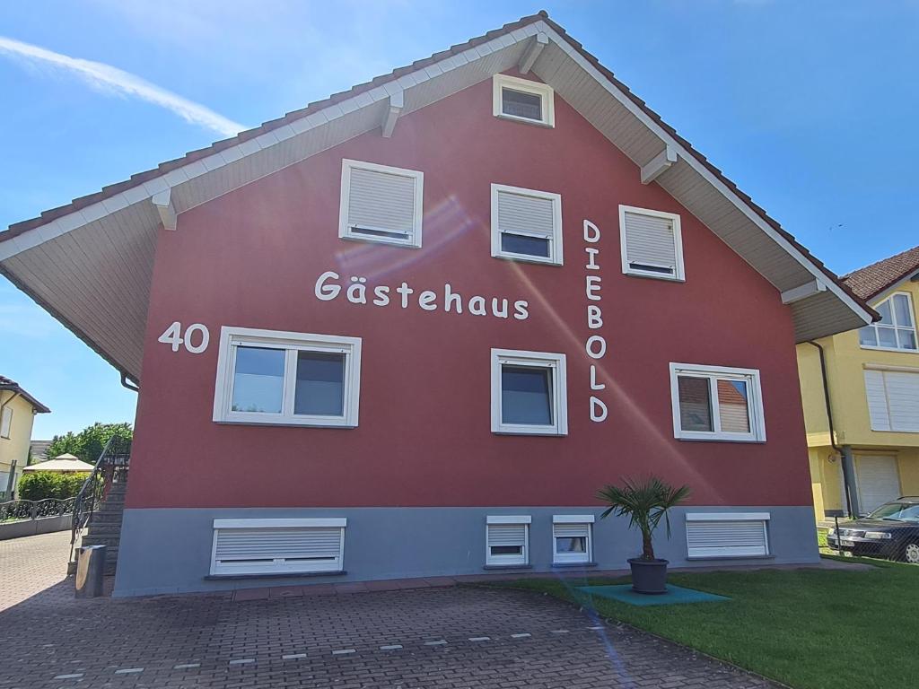 Un edificio rosso con le parole "Elestbus" scritte sopra. di Gästehaus Alwin Diebold - 5 Gehminuten zum Europapark a Rust