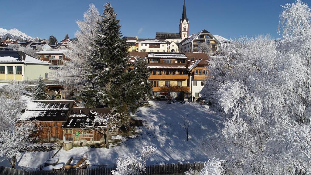 a town in the snow with a christmas tree at Appartementhaus Novak in Mariapfarr