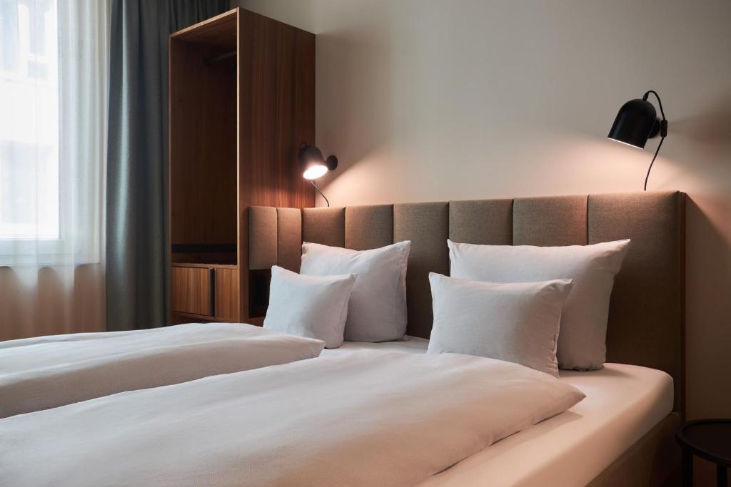 Postel nebo postele na pokoji v ubytování Cocoon Sendlinger Tor