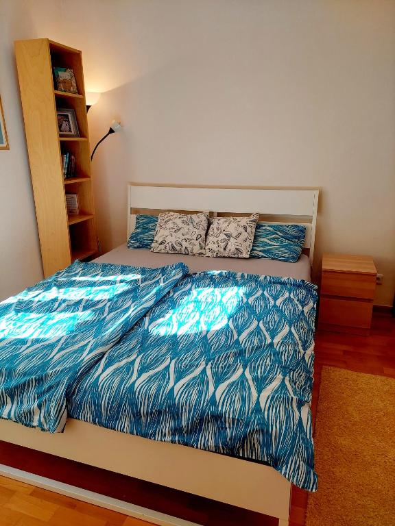 Postel nebo postele na pokoji v ubytování Cozy studio in Vinohrady