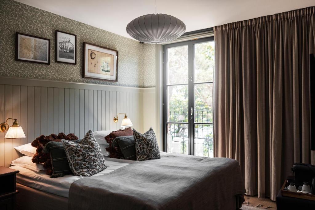 Postel nebo postele na pokoji v ubytování Smådalarö Gård Hotell & Spa