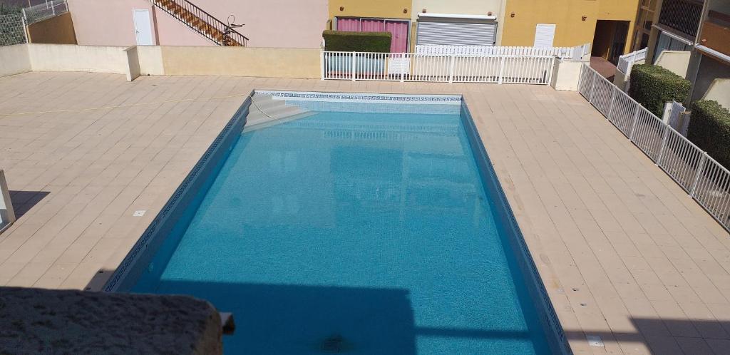 Bazén v ubytovaní AQUAPLAGE Joli T2 piscine proche plage Richelieu AQUAPLAGE Cap d'Agde alebo v jeho blízkosti