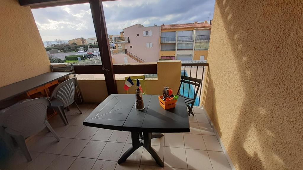 Balkón alebo terasa v ubytovaní AQUAPLAGE Joli T2 piscine proche plage Richelieu AQUAPLAGE Cap d'Agde