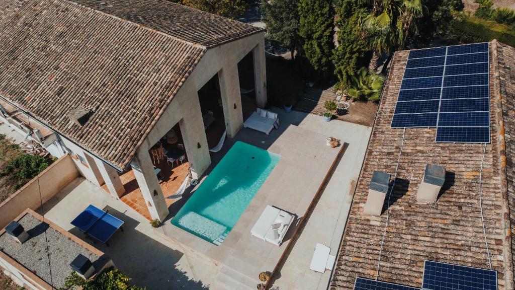 una vista aérea de una casa con paneles solares en el techo en Granja San Miguel, en Salem