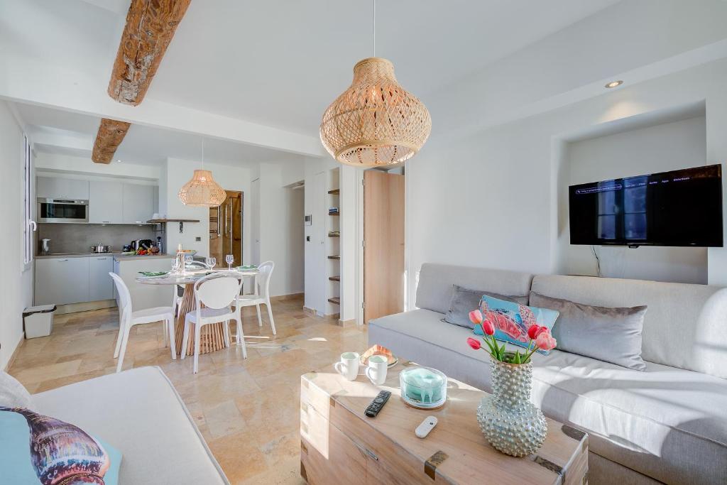 Kuchyňa alebo kuchynka v ubytovaní Appartement Angé 100m de la mer - Happy Rentals