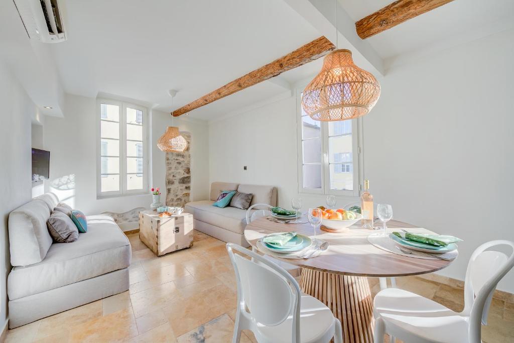 Posedenie v ubytovaní Appartement Angé 100m de la mer - Happy Rentals