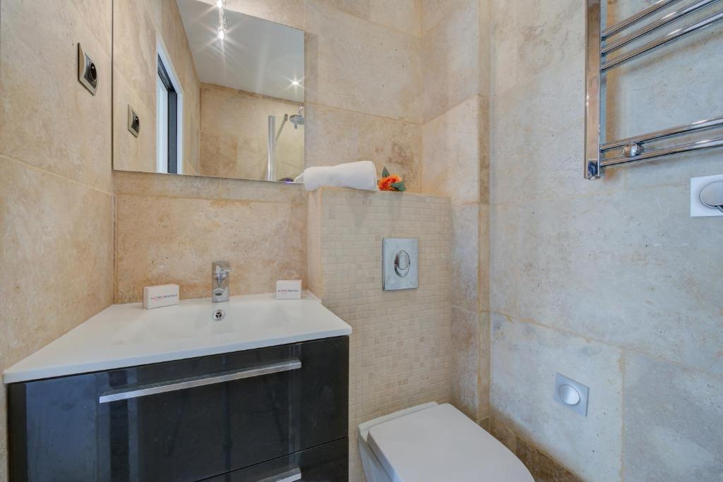 Kúpeľňa v ubytovaní Appartement Angé 100m de la mer - Happy Rentals