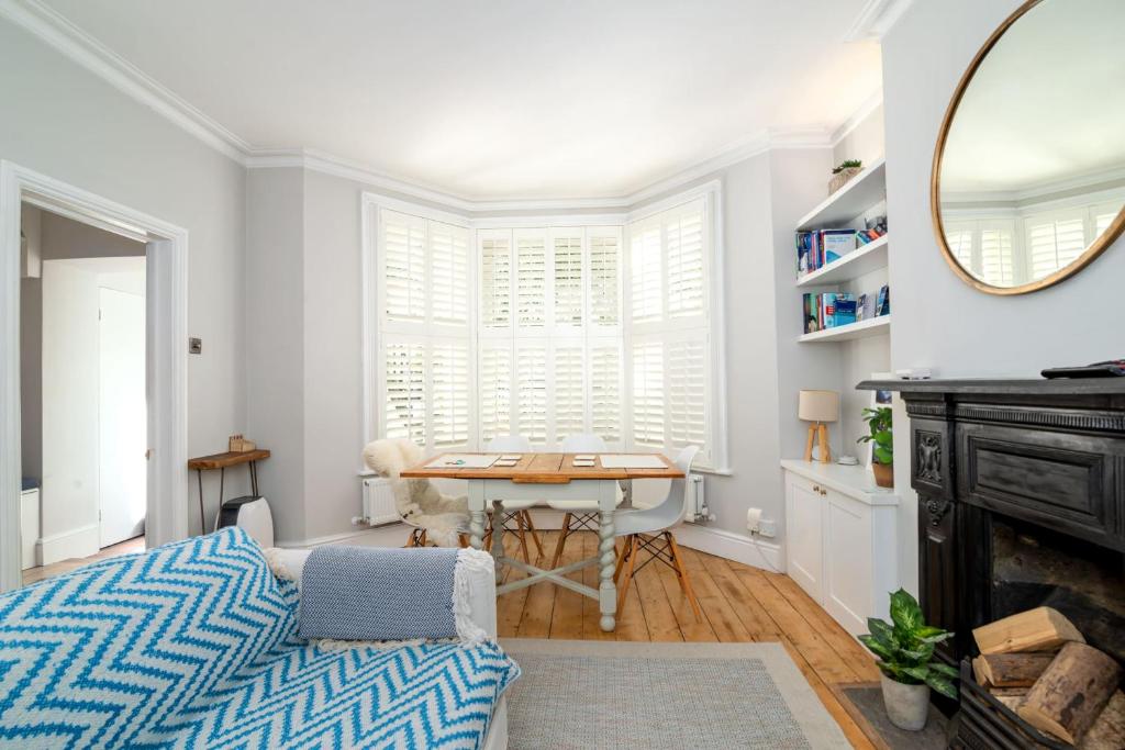 1 dormitorio con mesa, espejo y escritorio en Beautiful & Cosy 1-Bedroom Apartment in Clapham, en Londres