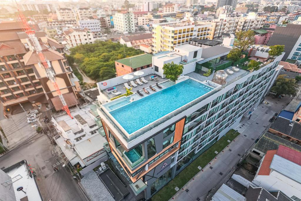 an overhead view of a building with a swimming pool at Amethyst Hotel Pattaya in Pattaya South