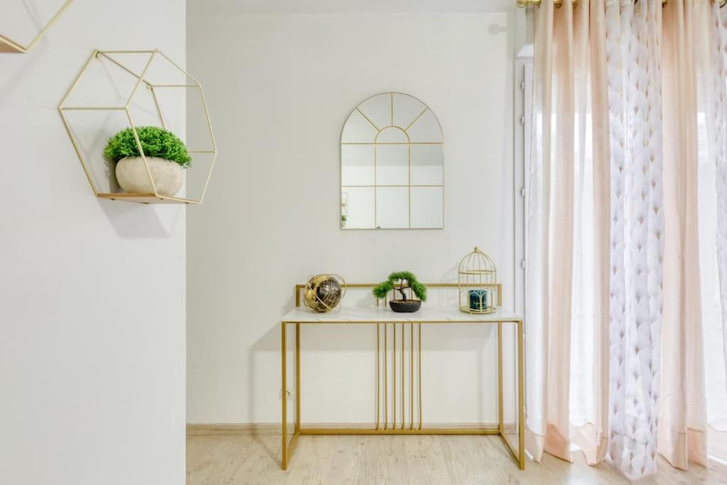 a white room with a table and a window at Charmant T2 proche de Disney in Noisy-le-Grand