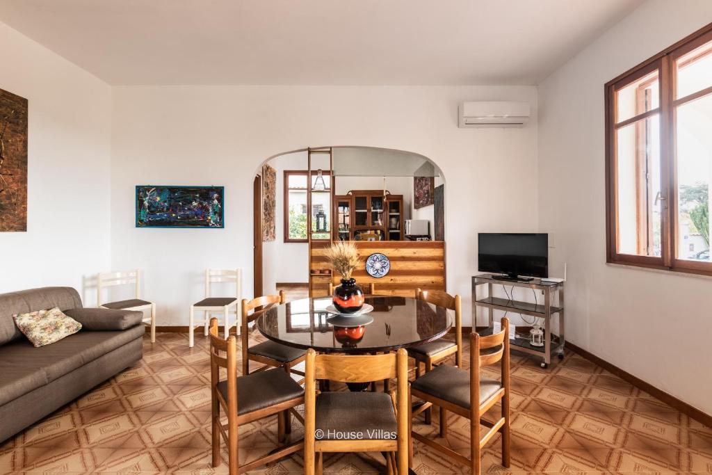 salon ze stołem i kanapą w obiekcie House&Villas - Due Palme w Syrakuzach