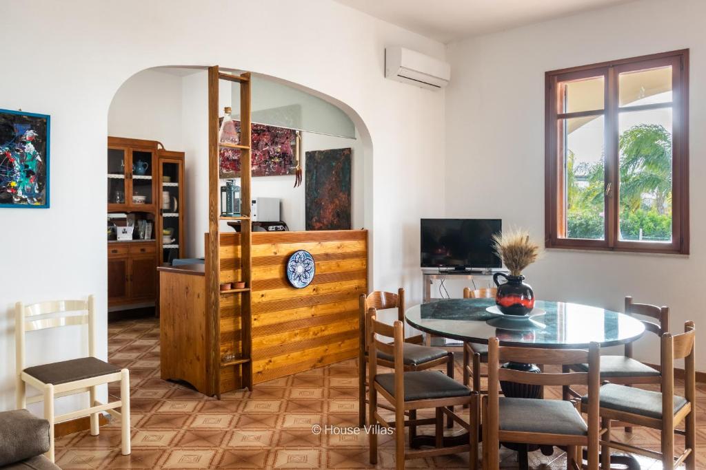 Telewizja i/lub zestaw kina domowego w obiekcie House&Villas - Due Palme