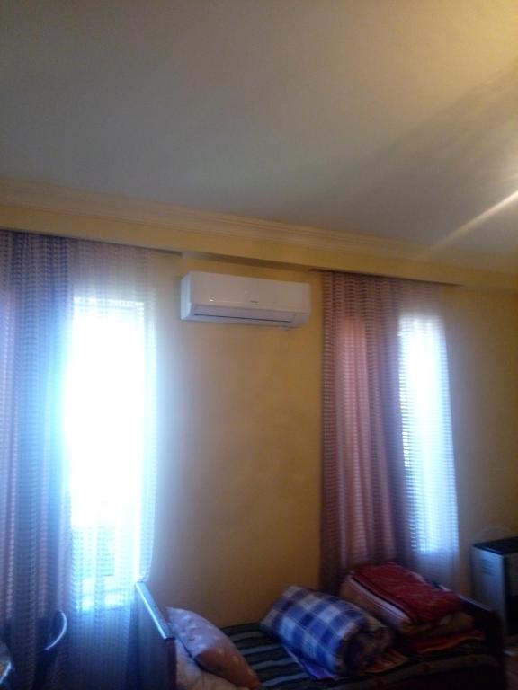 Llit o llits en una habitació de Medico and Suliko Guest House