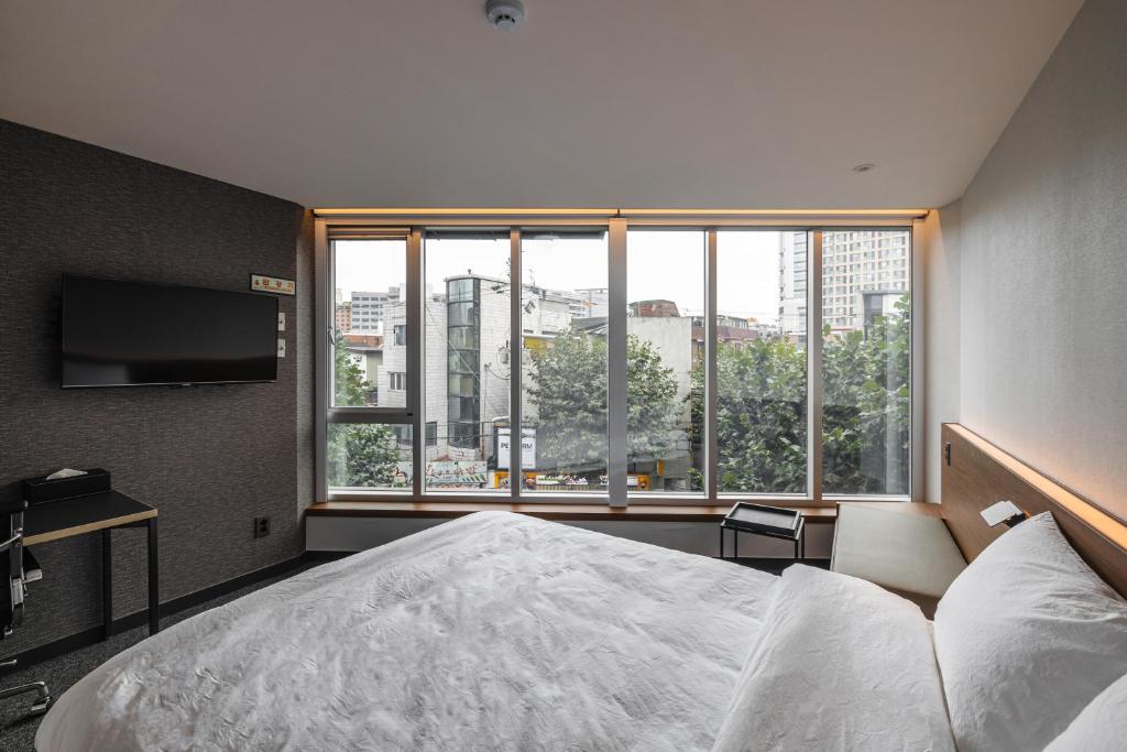 Cama ou camas em um quarto em Pillowsopher Hongdae
