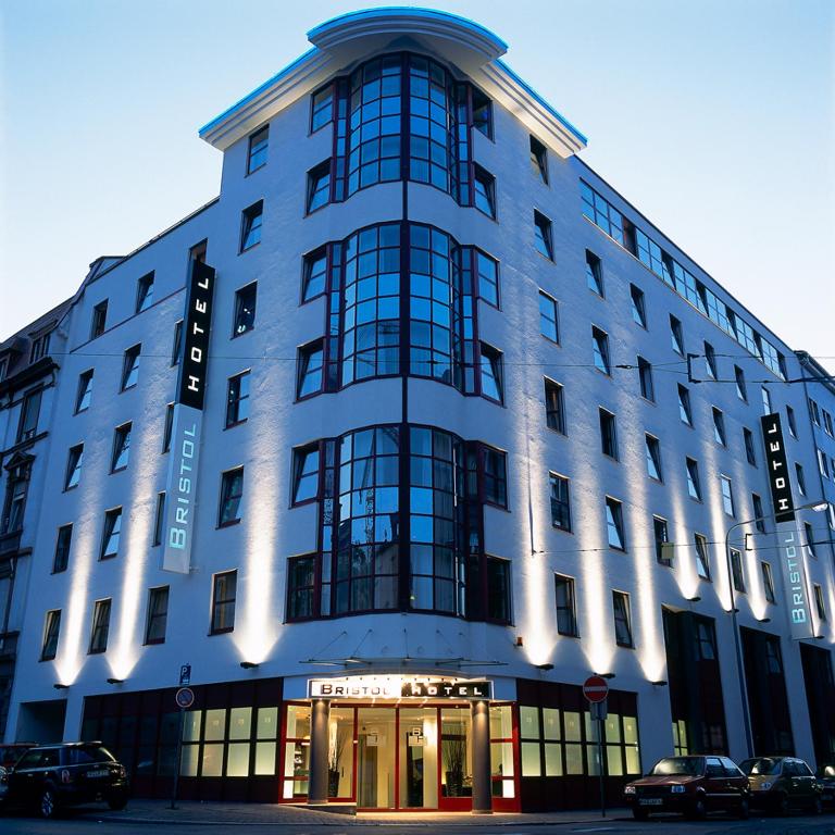 Un gran edificio blanco con muchas ventanas. en Bristol Hotel - Frankfurt City - Central Station, en Frankfurt