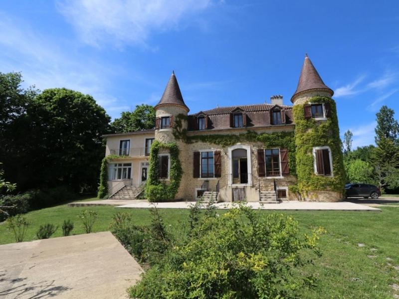una vieja casa con hiedra creciendo en ella en Chateau de la Biste, en Tourdun