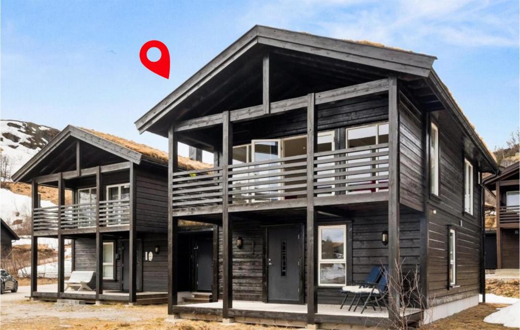 uma casa de madeira com um ponto vermelho em frente em Lovely Home In seral With House A Mountain View em Åseral
