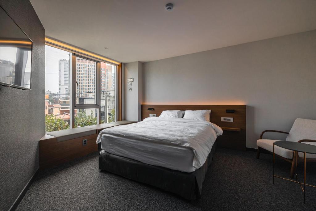 Cama ou camas em um quarto em Pillowsopher Hongdae