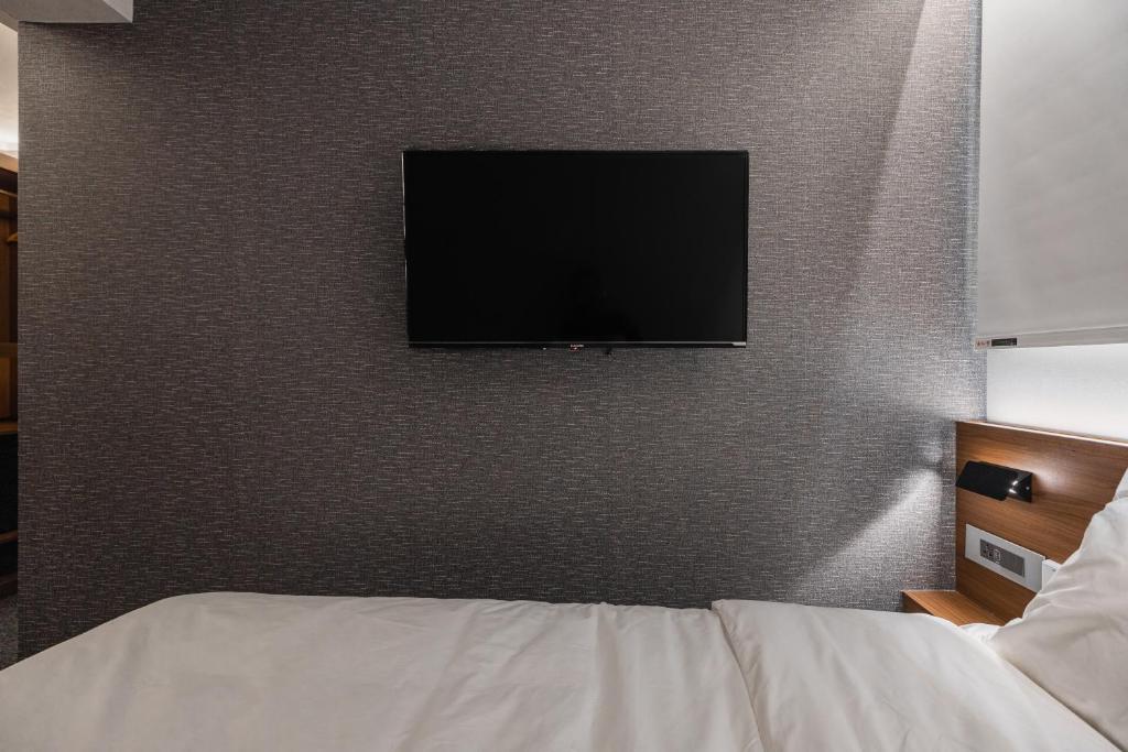 Uma TV ou centro de entretenimento em Pillowsopher Hongdae