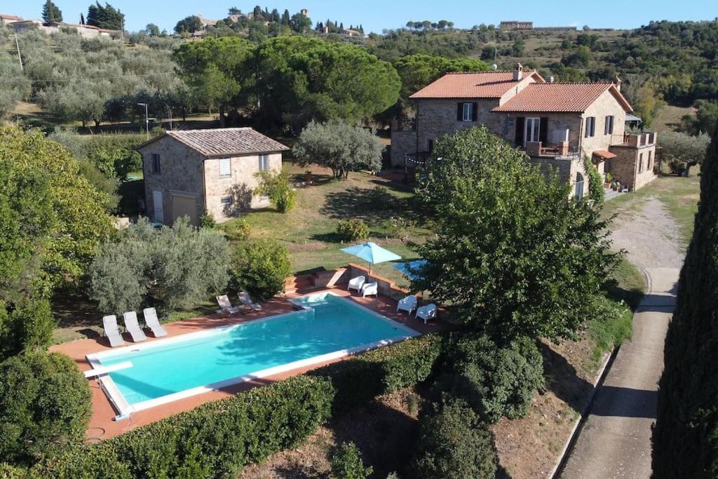een luchtzicht op een huis met een zwembad bij Il Tulipano in Cibottola