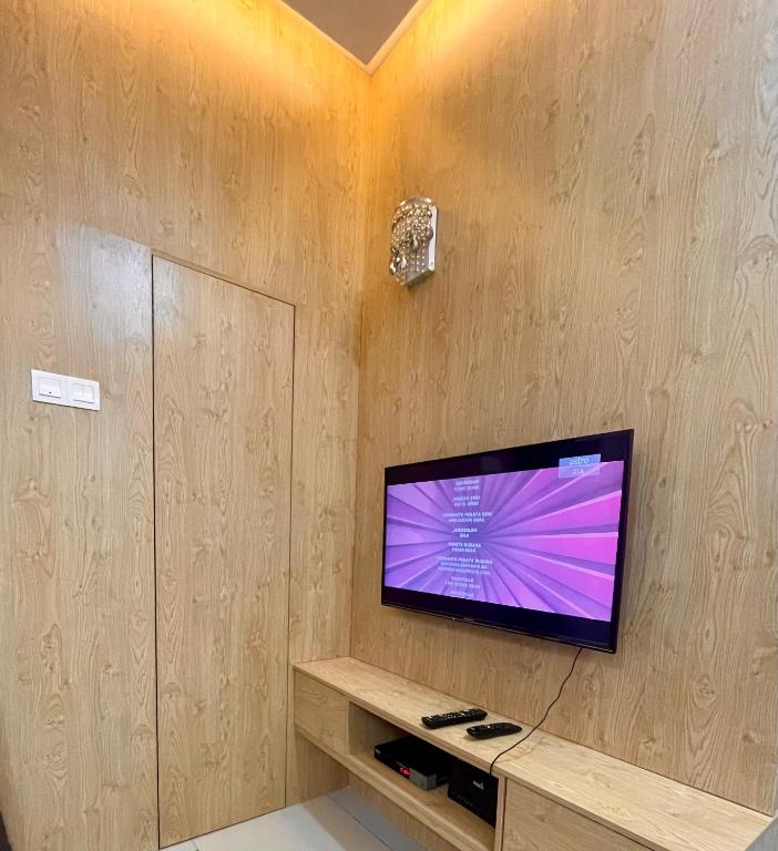 TV a/nebo společenská místnost v ubytování Sofiamuslim Homestay Putrajaya- Near Alamanda Mall & Federal Government Administrative Centre Kompleks ABCDEF