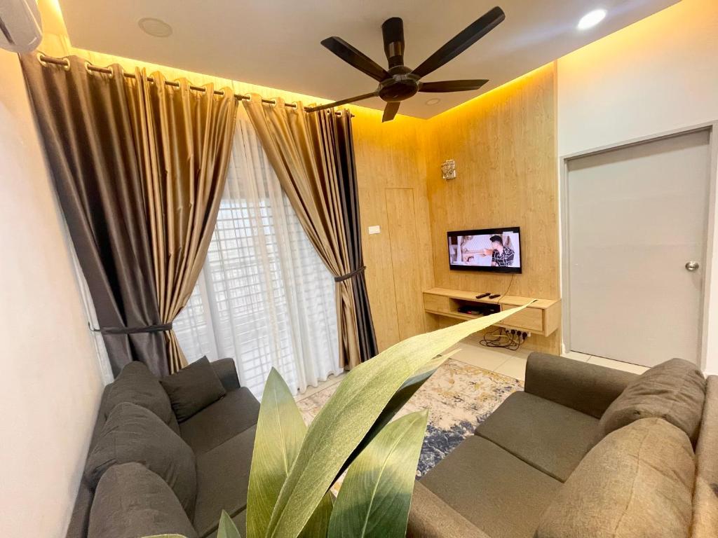 ein Wohnzimmer mit einem Sofa und einem Deckenventilator in der Unterkunft Sofiamuslim Homestay Putrajaya in Putrajaya
