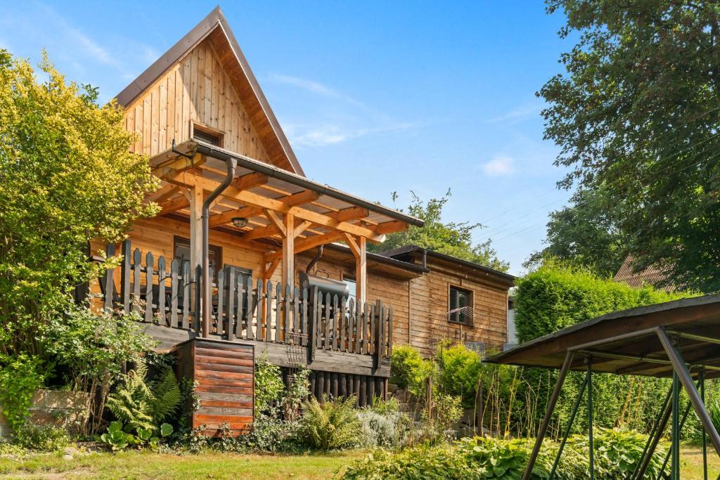 Cette maison en rondins dispose d'une terrasse et d'une terrasse couverte. dans l'établissement Chata Řeka, à Řeka
