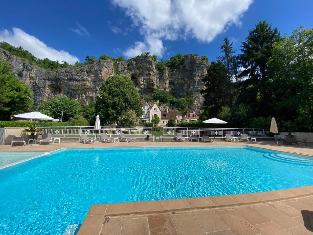 Bazén v ubytování Logis Hôtels - Hôtel Restaurant Domaine Les Falaises nebo v jeho okolí