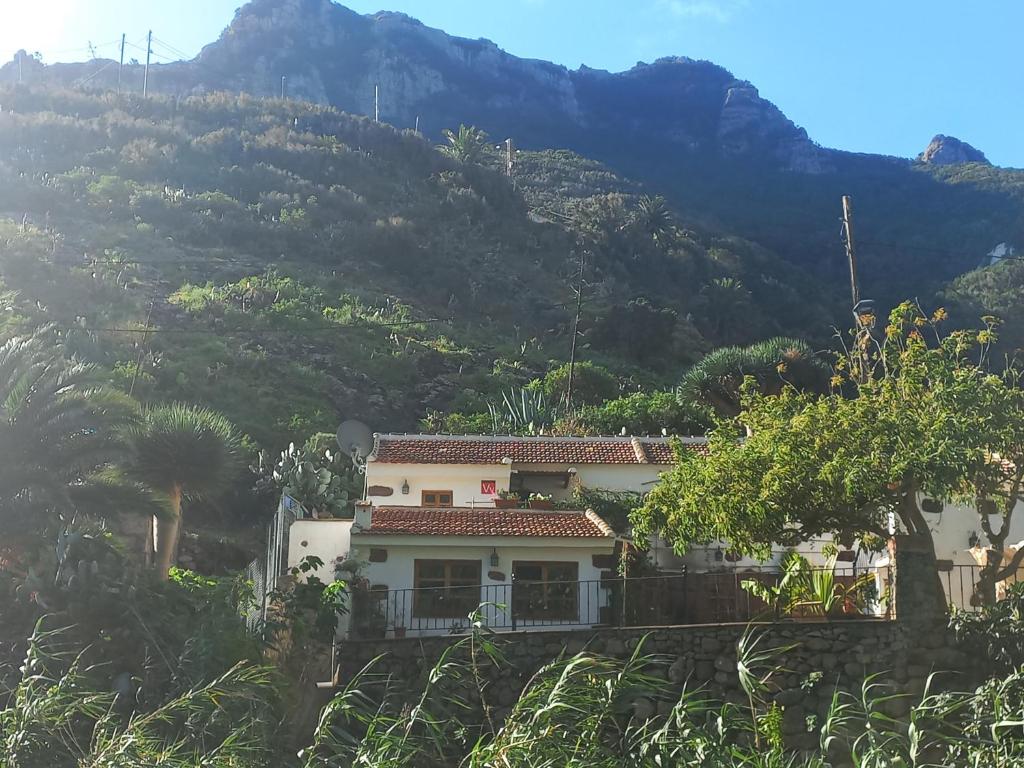 uma casa ao lado de uma montanha em Casa Rural Chamorga em Santa Cruz de Tenerife