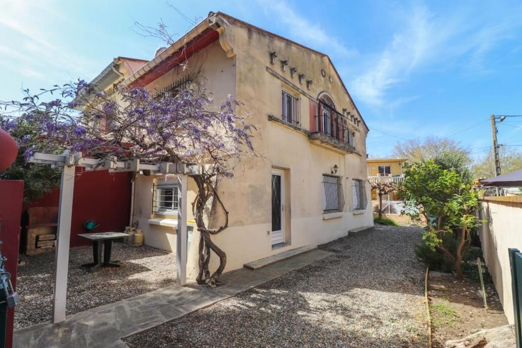 une maison avec un arbre en face dans l'établissement 4 bedroom villa 80 metres from sea, free onsite parking, à Argelès-sur-Mer