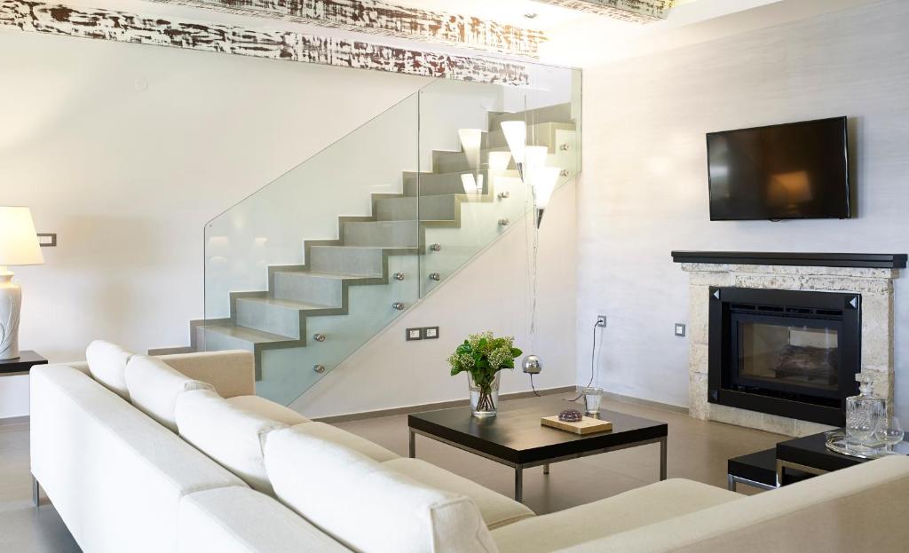 Posedenie v ubytovaní Luxurious 4 bedroom villa Xris with infinity pool and beach access
