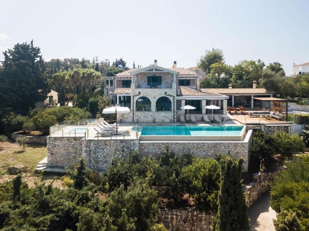 Bazén v ubytovaní Luxurious 4 bedroom villa Xris with infinity pool and beach access alebo v jeho blízkosti