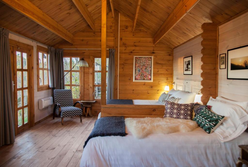 1 dormitorio con 1 cama grande en una habitación de madera en Pian Del Mund, en Borgomale