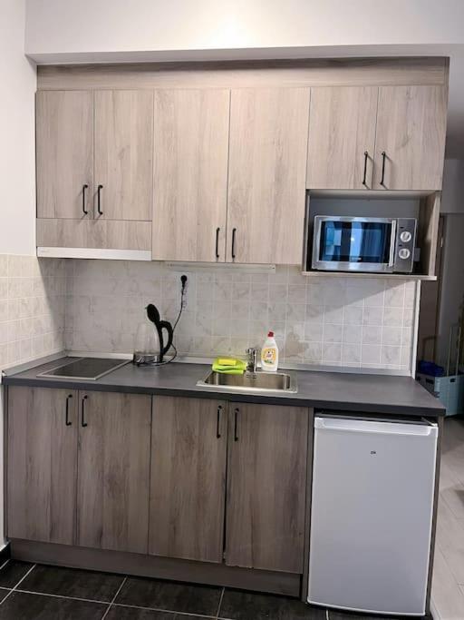 Kuchyňa alebo kuchynka v ubytovaní Corvin cozy Apartment with balcony309