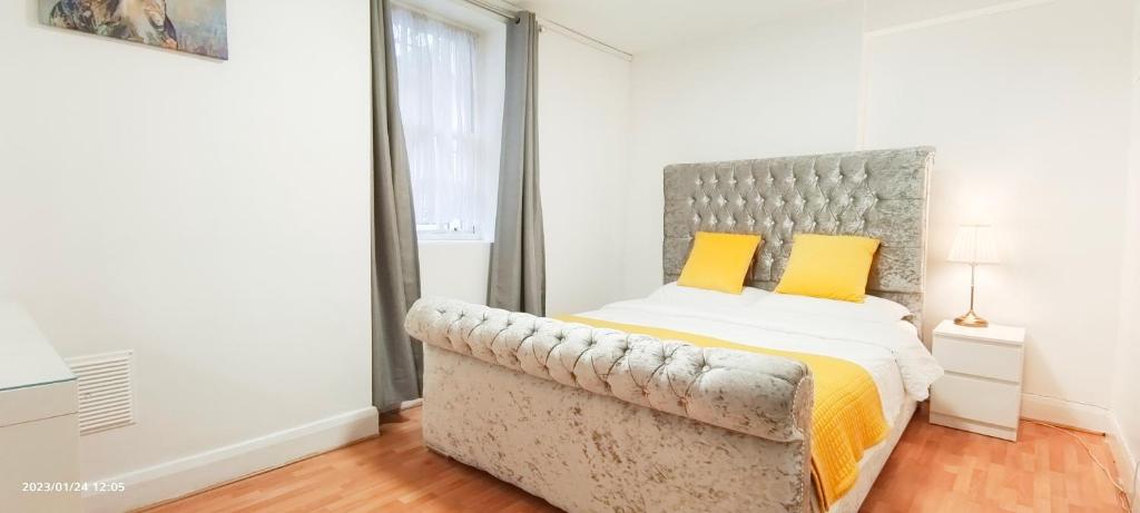 ロンドンにあるTulip B at Regent's Parkのベッドルーム1室(黄色い枕のベッド1台付)