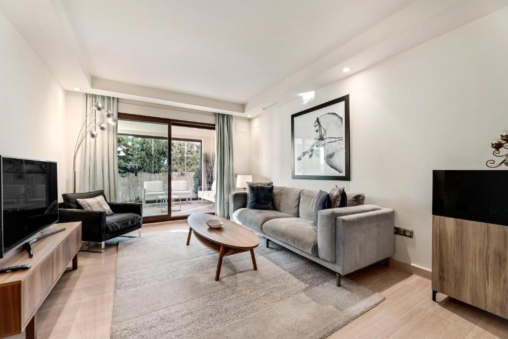 Modern & Peaceful 2BR APT w/Parking - Medina Banus