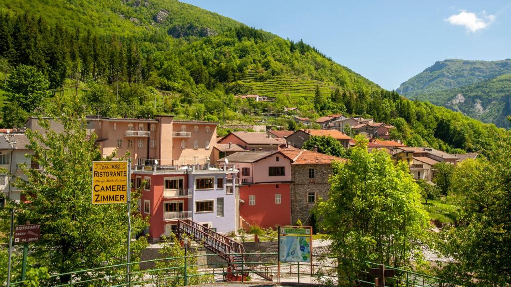 una pequeña ciudad en un valle con una montaña en Albergo Ponte di Nava, en Ormea