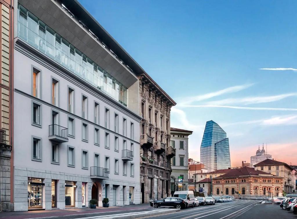 uma rua da cidade com edifícios e um arranha-céus em Business & Luxury Suite - Montè16 em Milão