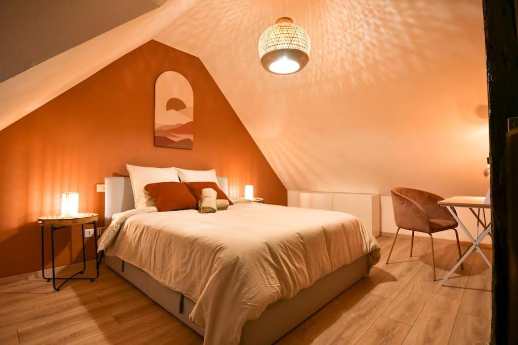 ein Schlafzimmer mit einem großen Bett und einem Dachgeschoss in der Unterkunft Le Petit Bali in Sélestat