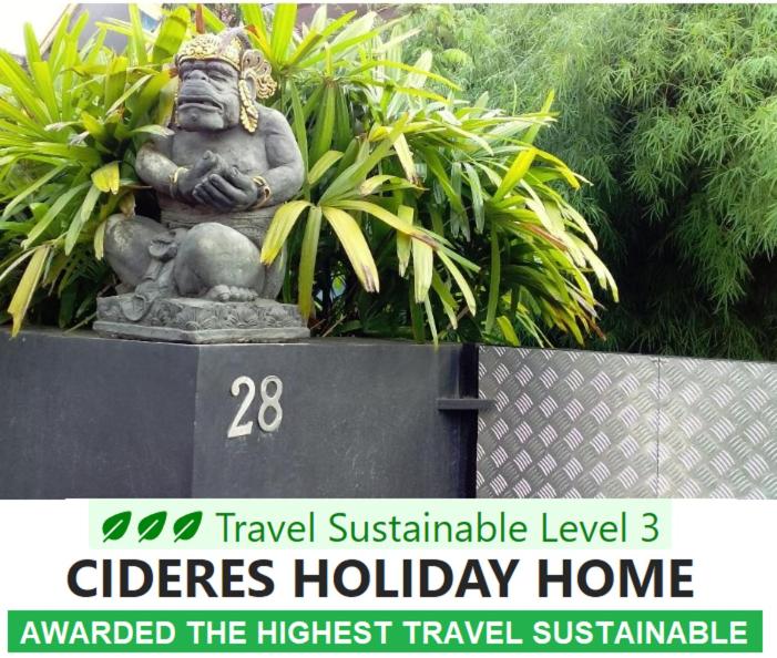 Certificato, attestato, insegna o altro documento esposto da CIDERES HOLIDAY HOME