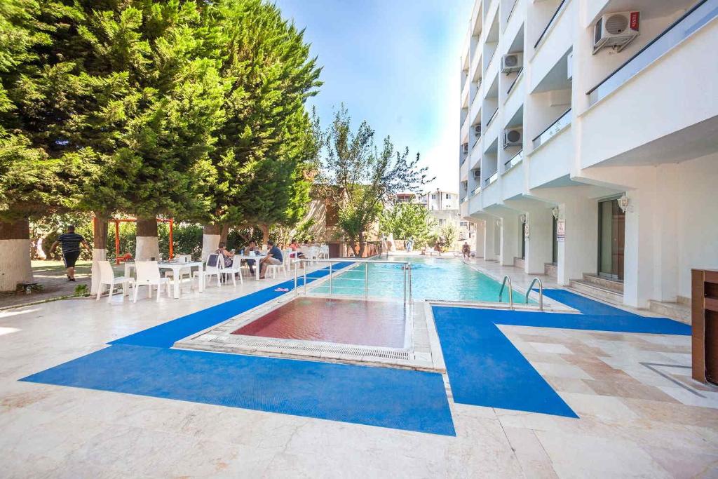 ein Swimmingpool mitten in einem Gebäude in der Unterkunft Marla Didim Otel in Didim