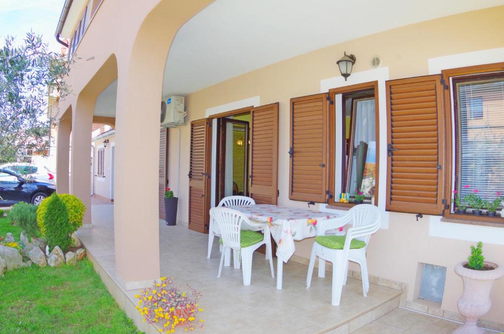 Apartments Tina & Denis - Üç Yatak Odalı Daire