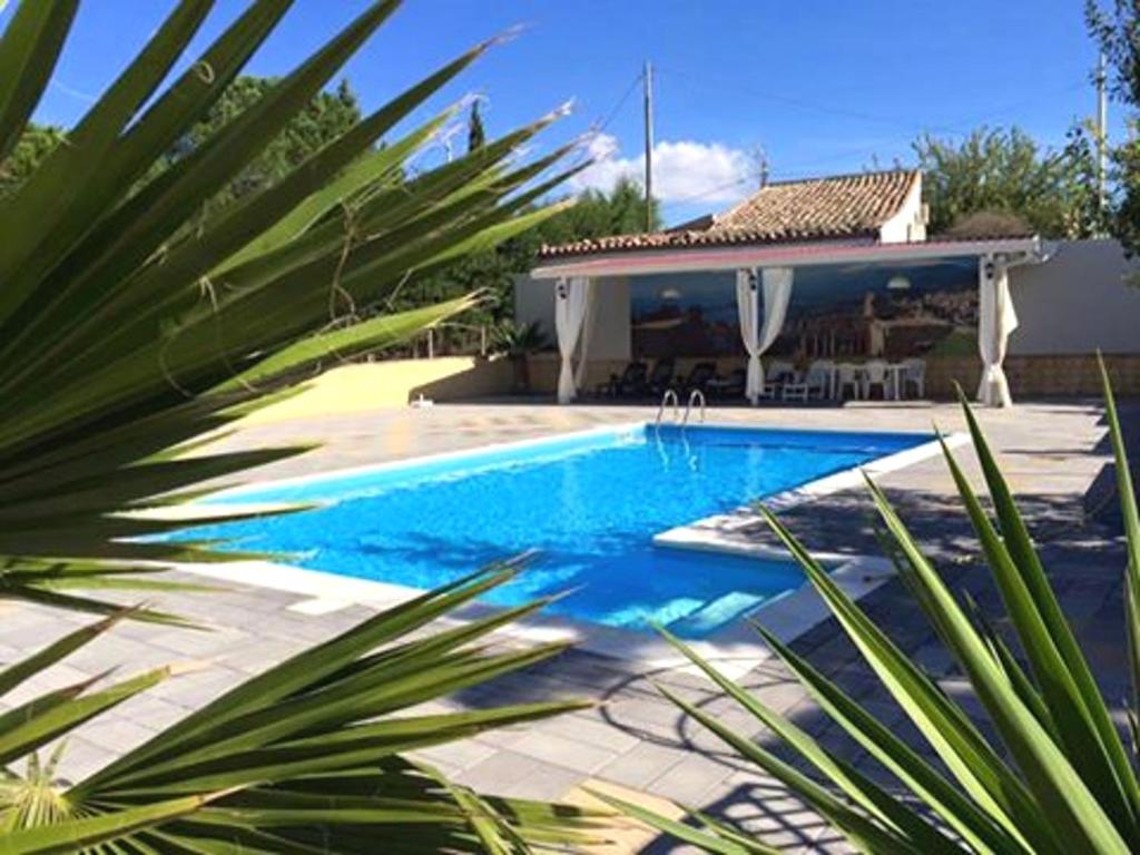 uma piscina em frente a uma casa em 6 bedrooms villa with private pool enclosed garden and wifi at Enna em Enna