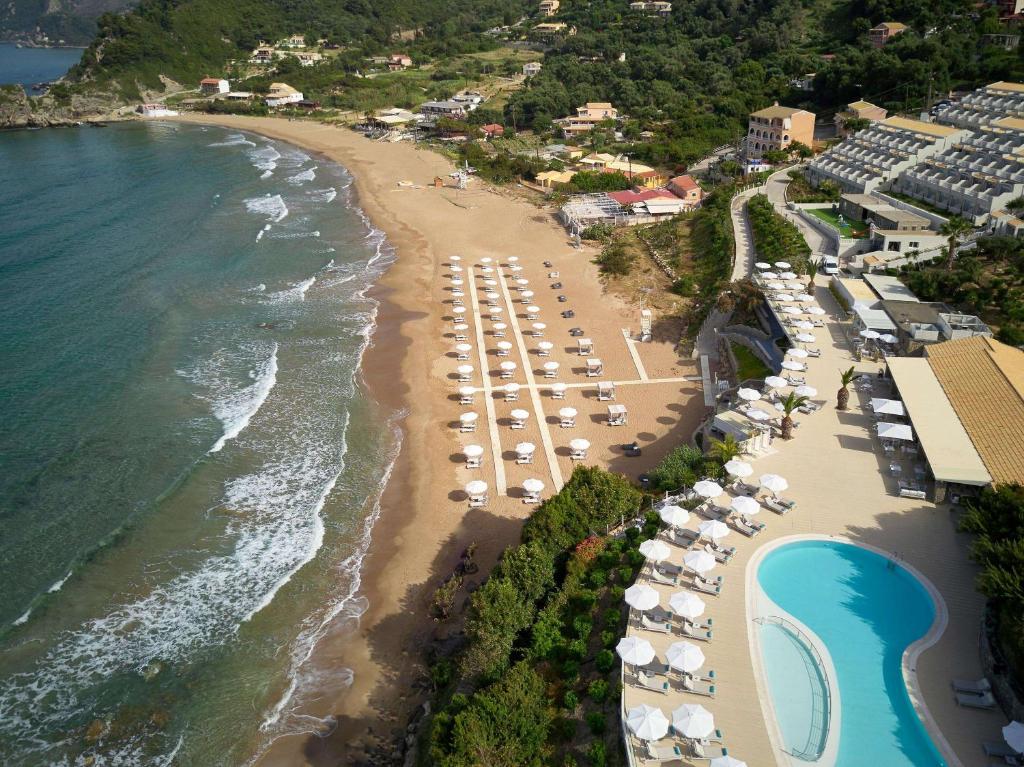una vista aérea de una playa con sombrillas y el océano en Pelekas Monastery en Pelekas