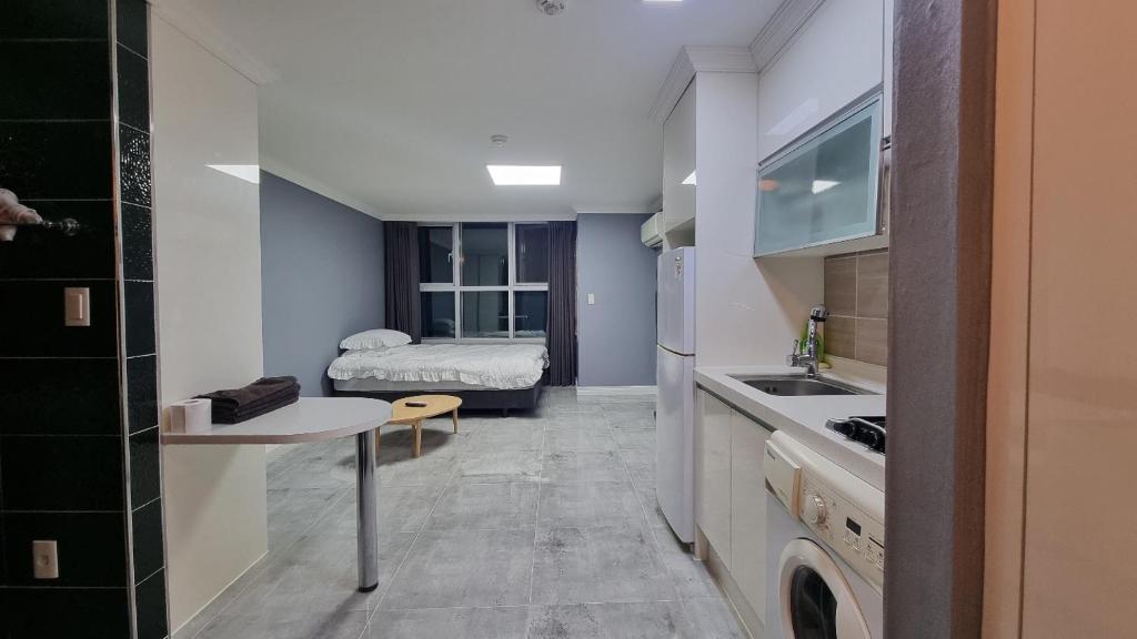 Una cocina o zona de cocina en Dusil Subway Station One-Bedroom Apartment