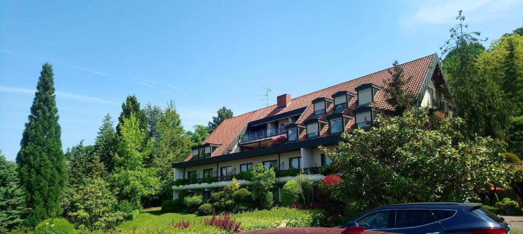 a building with a car parked in front of it at Käfernberg - Weinhotel in Alzenau