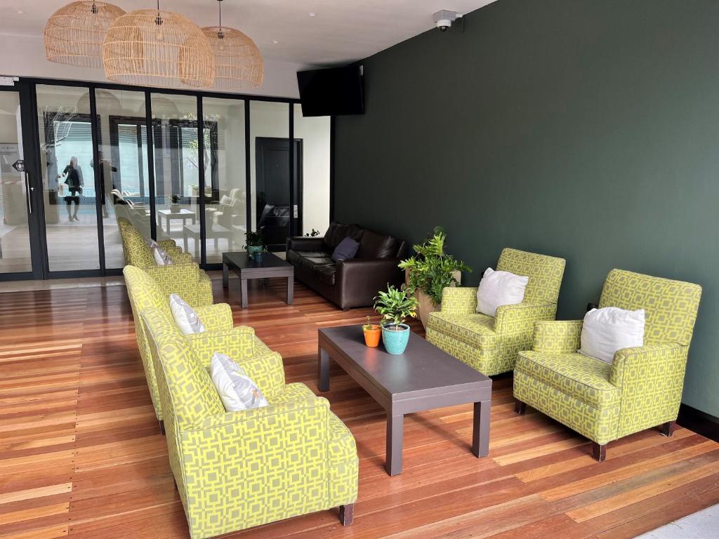 Posezení v ubytování Belaire Suites Hotel