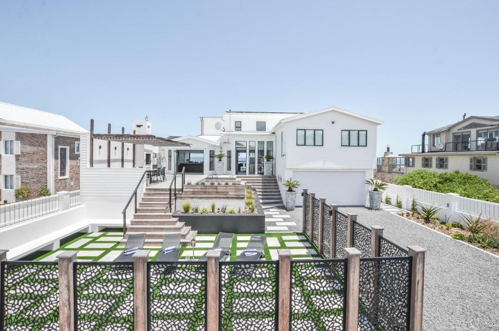 a view of the back yard of a house at Sandbanks Villa in Yzerfontein