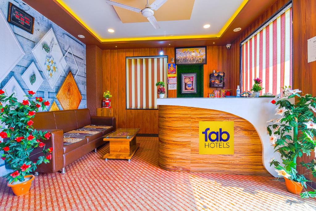 FabHotel Lotus في أودايبور: لوبي مطعم مع علامة آفاق العمل على الكاونتر